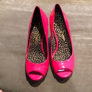 Hot pink, Jessica Simpson, peep toe pumps 💓